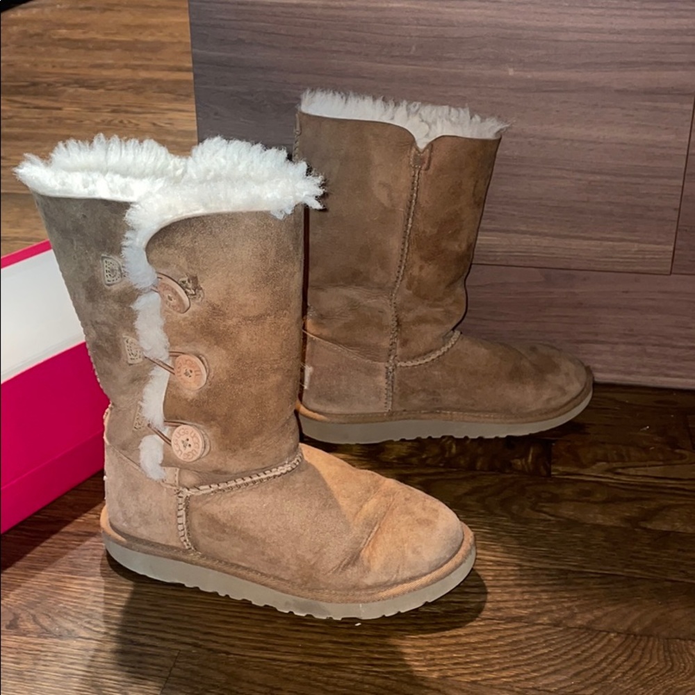 Ugh boots kids size 4